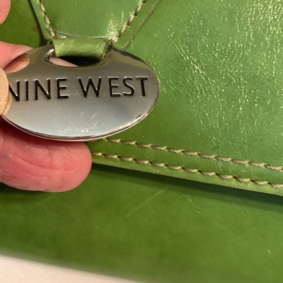 Nine West green wallet.  EUC no flaws - Picture 6 of 6